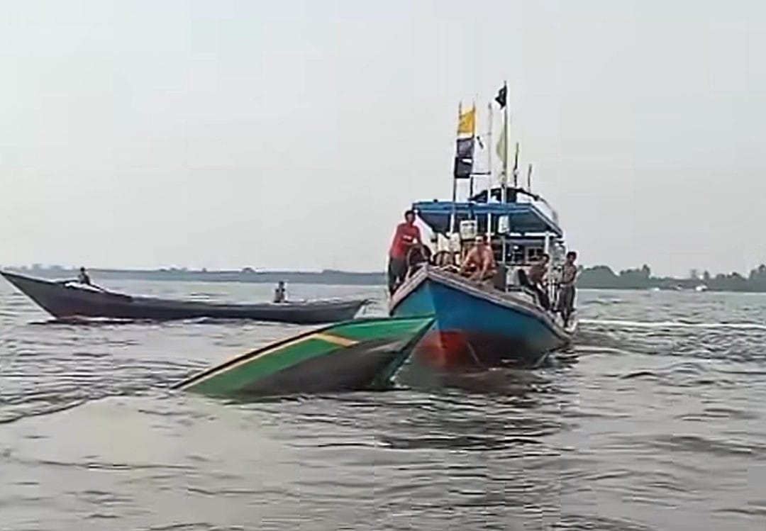 Detik-detik penyelamatan kelotok bermuatan kelapa sawit yang nyaris tenggelam di perairan Desa Sebamban, Kecamatan Mentaya Hilir Selatan, Kamis sore (26/3 /2026).