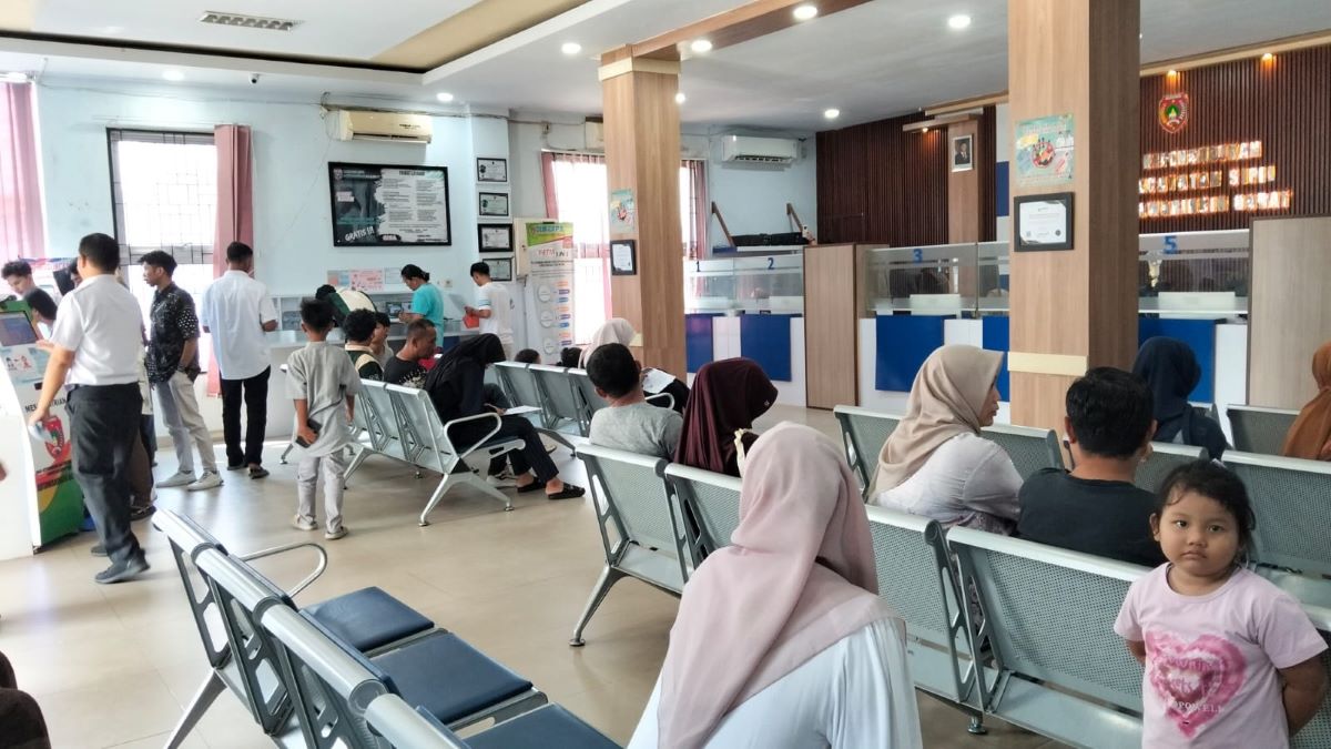 ADMINDUK: Suasana di ruang tunggu Kantor Disdukcapil Kabupaten Kotawaringin Barat (Kobar), Jumat (27/3/2026). 