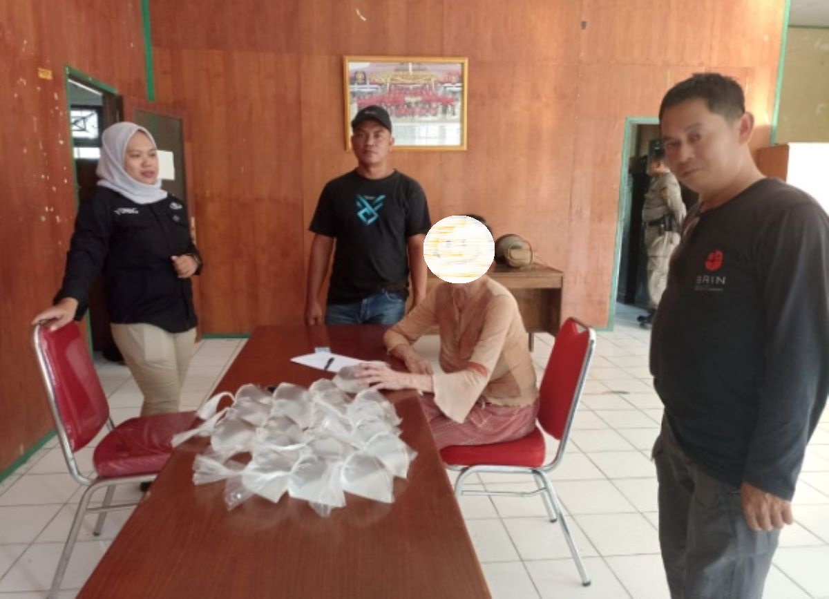 RAZIA: Satpol PP Kobar mengamankan penjual miras jenis arak. FOTO: IST/RADAR SAMPIT