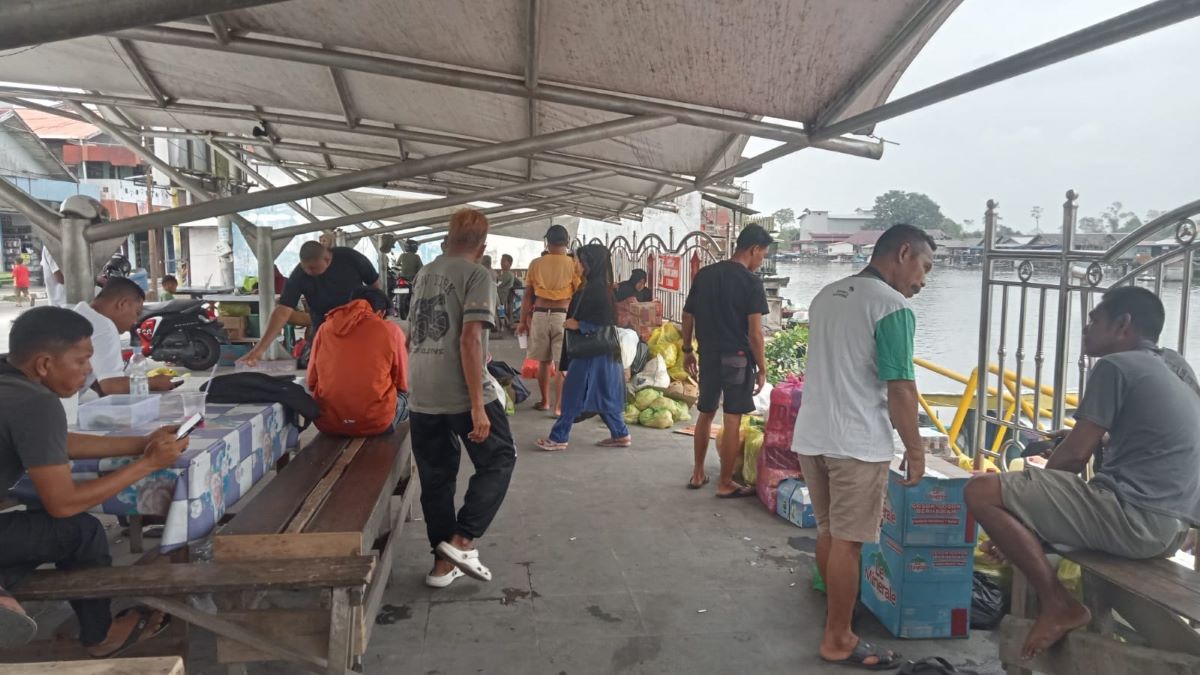 ARUS BALIK: Sejumlah penumpang nampak ramai menunggu angkutan sungai di Dermaga Pasar Inpres Sukamara. 