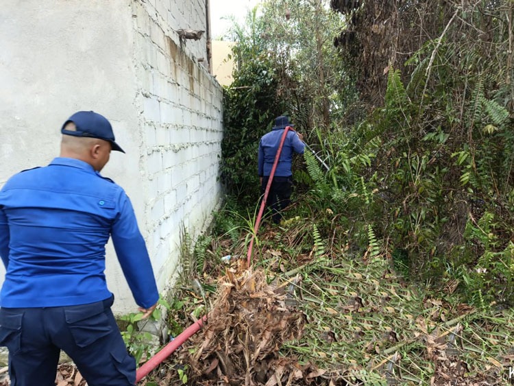 Petugas Disdamkarmat Kotim memasuki semak di sisi bangunan milik warga untuk memadamkan kebakaran lahan di Jalan Bumi Raya I Gang Bumi Baru 17 Nomor 1, Kelurahan Baamang Tengah, Kecamatan Baamang