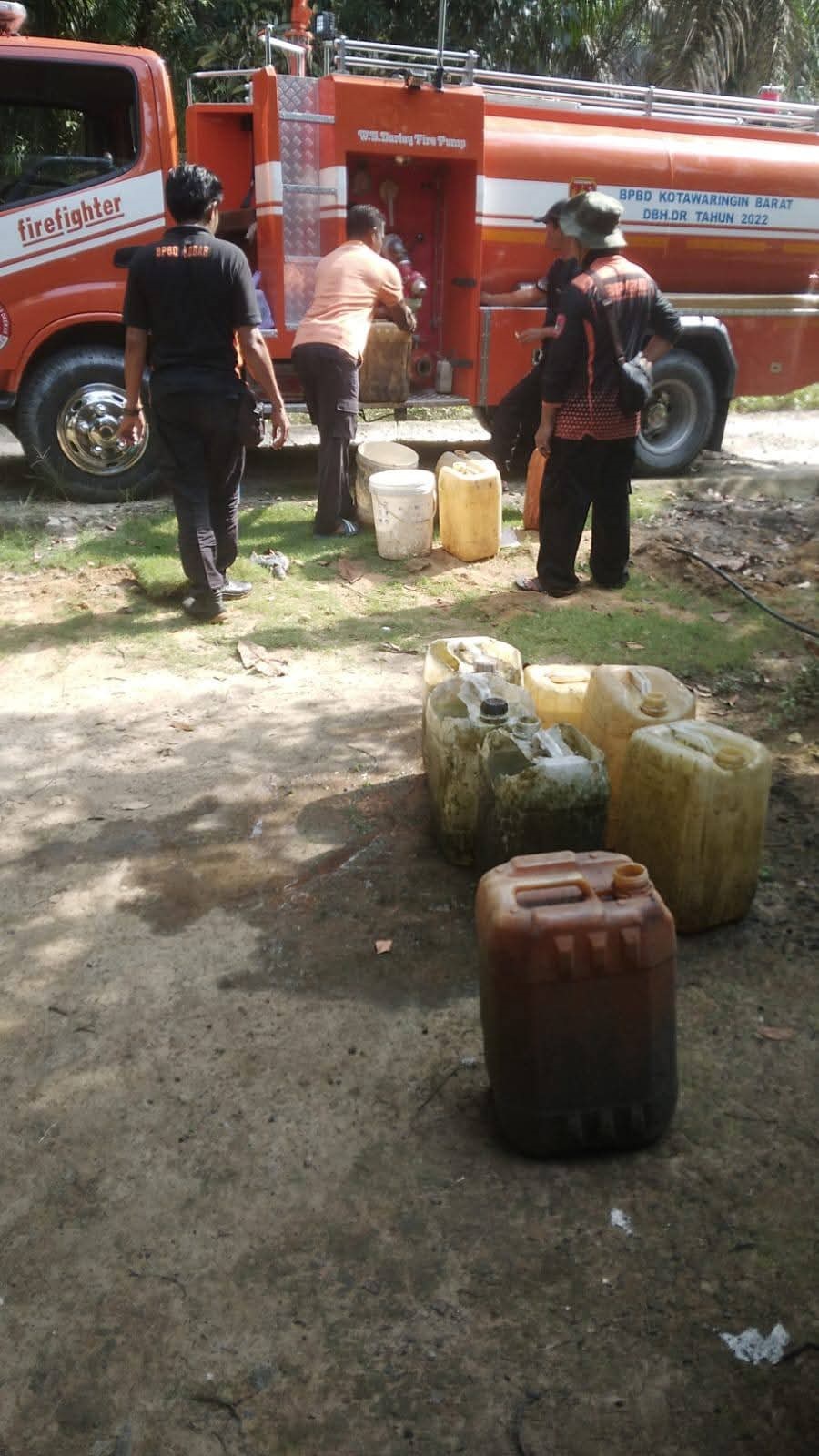 Warga di Desa Natai Baru Kecamatan Arut Selatan, saat mendapat pasokan air bersih.