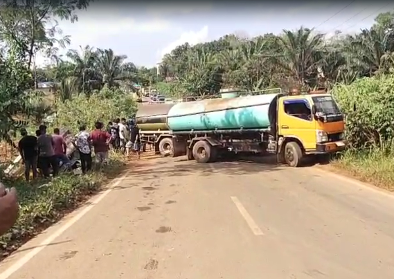 Kecelakaan lalu lintas yang melibatkan dua truk pengangkut minyak sawit mentah (Crude Palm Oil/CPO) terjadi di Jalan Tjilik Riwut KM 63, Desa Bukit Raya, Kabupaten Kotim