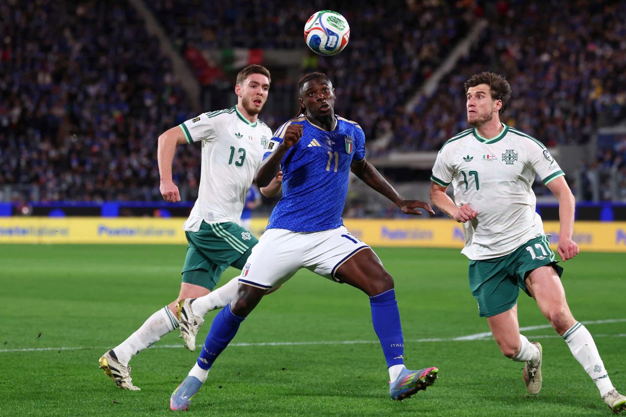 Aksi pemain Italia Moise Kean (tengah) dalam laga Italia vs Irlandia Utara, semifinal playoff Piala Dunia 2026, Jumat (27/3) dini hari WIB.
