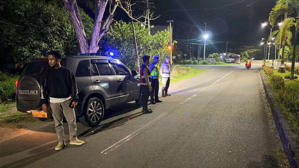 PATROLI: Personel Polres Seruyan melaksanakan blue light patroli mencegah aksi balap liar, Jumat (27/3/2026) dini hari. FOTO: RIFANI/RADAR SAMPIT