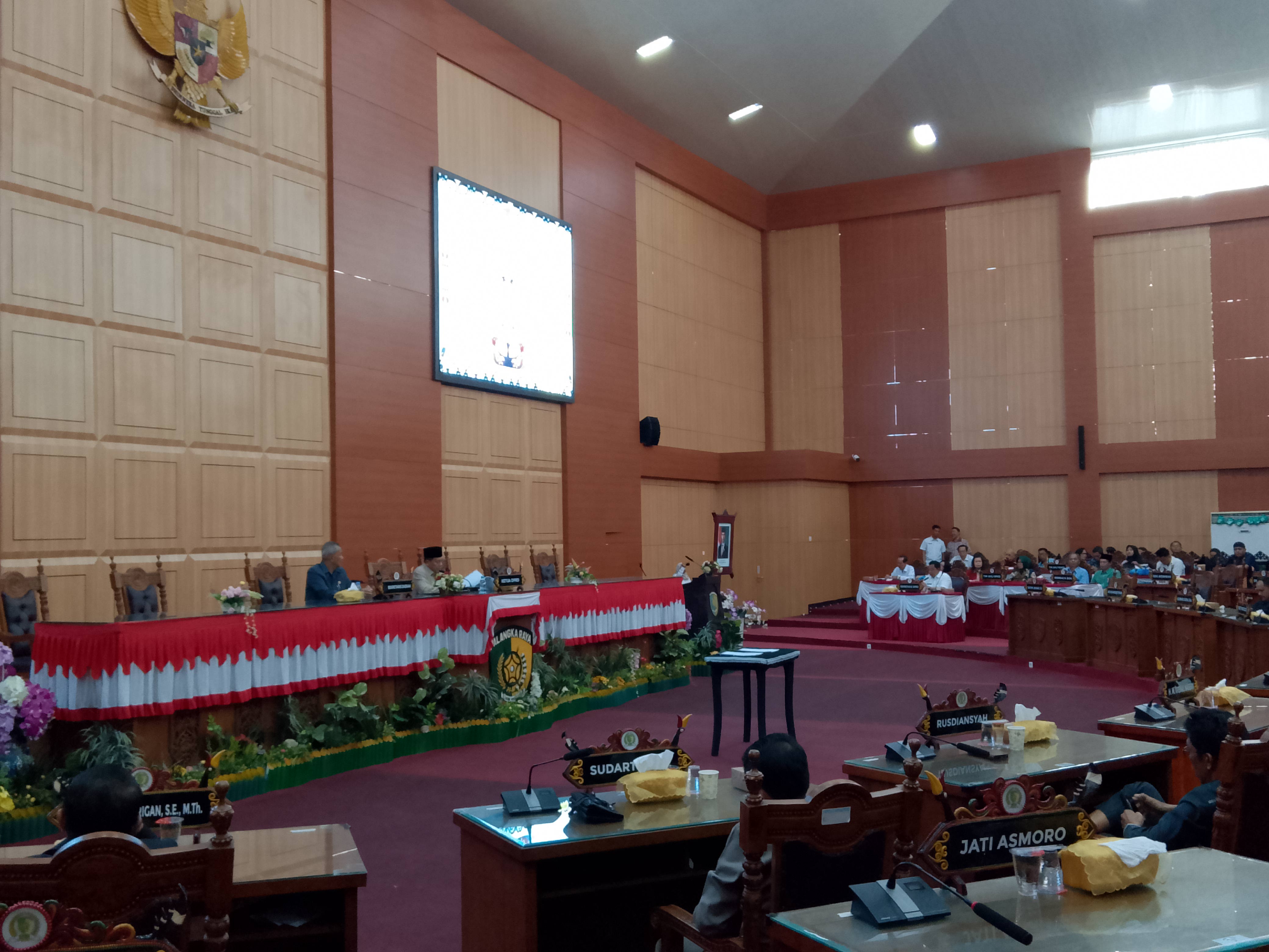 Pimpinan DPRD Kota Palangka Raya, menyampaikan penjadwalan ulang paripurna agenda pidato pengantar LKPJ Walikota, Rabu (25/3). 