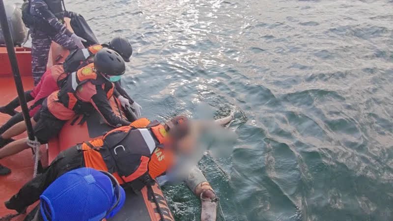 EVAKUASI KORBAN: Tim SAR gabungan mengevakuasi jenazah ABK KM Triton 28 yang ditemukan di perairan Muara Kuala Pembuang, Jumat (27/3). (BASARNAS PALANGKA RAYA/RADAR SAMPIT)