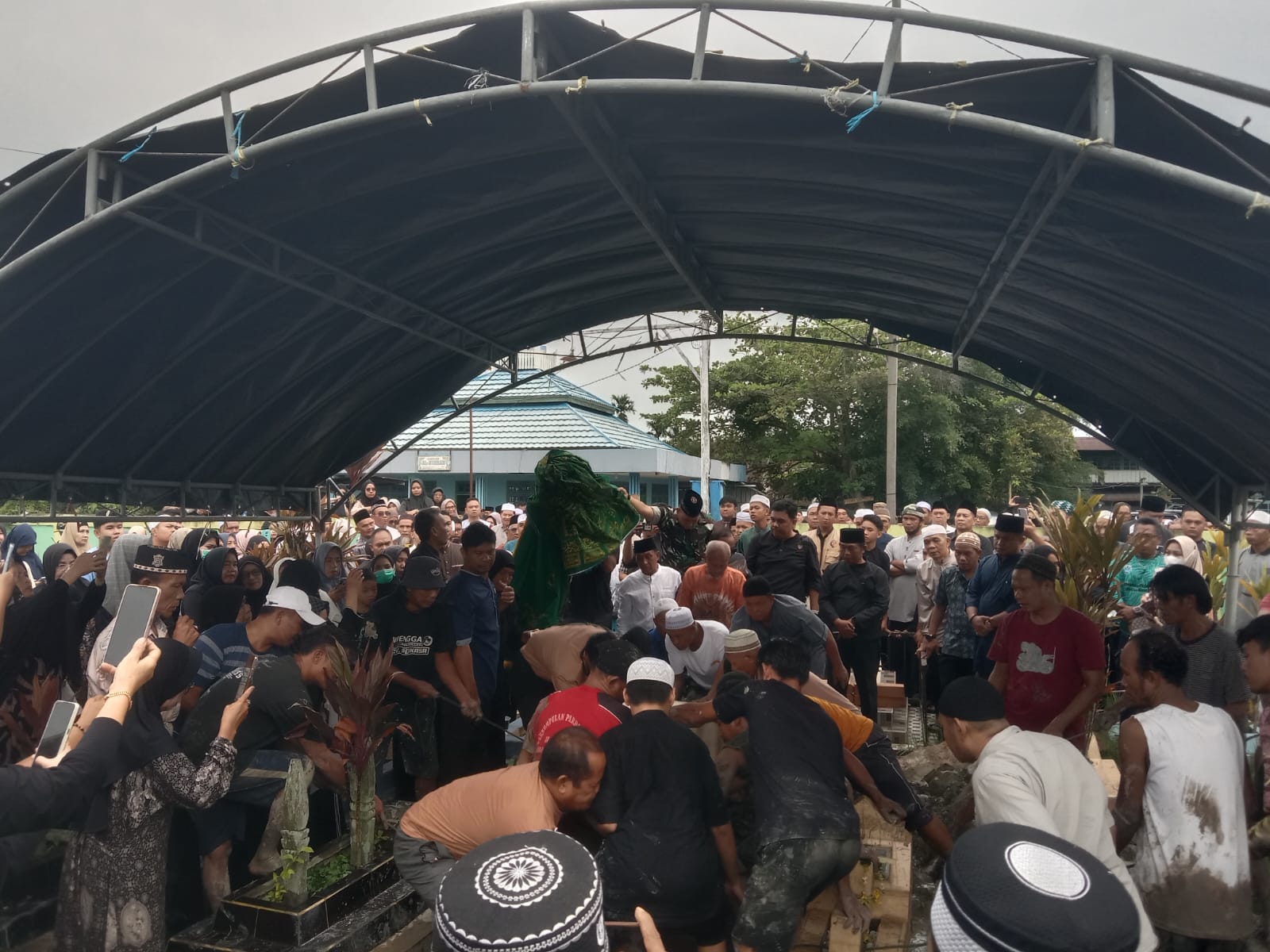 Suasana pemakaman Sufiansyah bin Nazaruddin yang dimakamkan di tempat pemakaman umum di wilayah Baamang, Jumat (27/3/2026).  (Akbar)