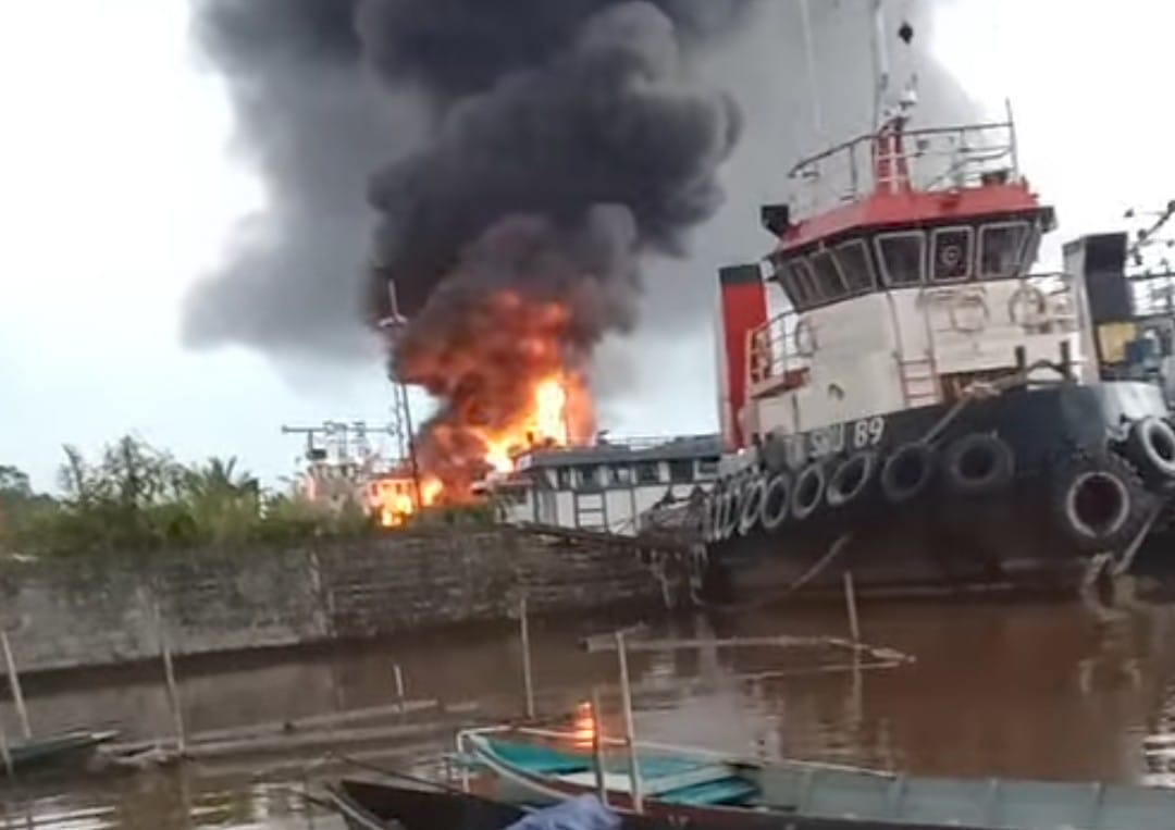TERBAKAR: Api dan asap membumbung tinggi di Dermaga Tanah Mas, Baamang, Sampit, Kotim, Kalteng, Sabtu (28/3/2026) 