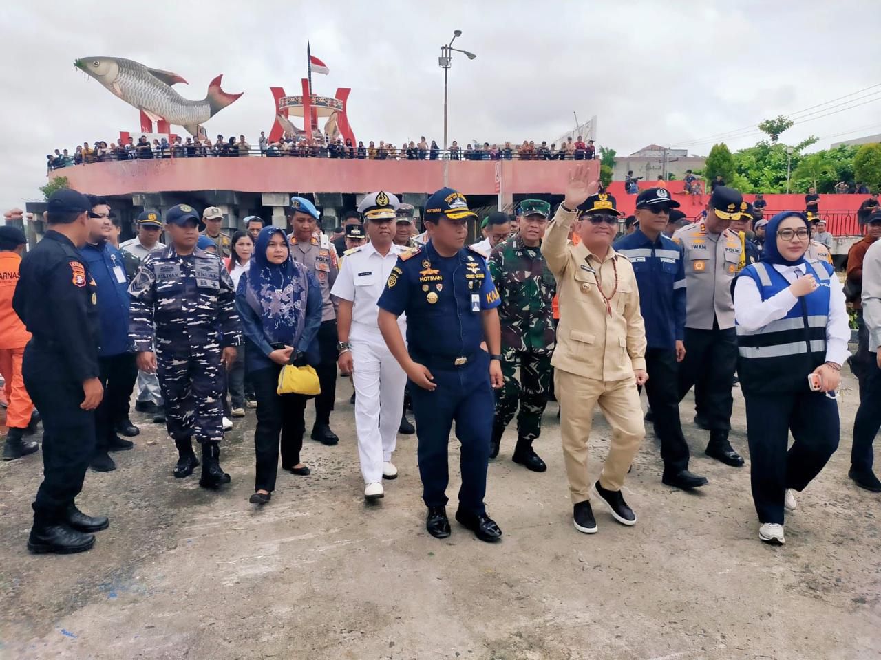 TINJAU: Kepala KSOP Kelas III Sampit Hotman Siagian saat mendampingi Gubernur Kalteng Agustiar Sabran saat meninjau arus mudik Lebaran 2026 di Pelabuhan Sampit. (KSOP Sampit)