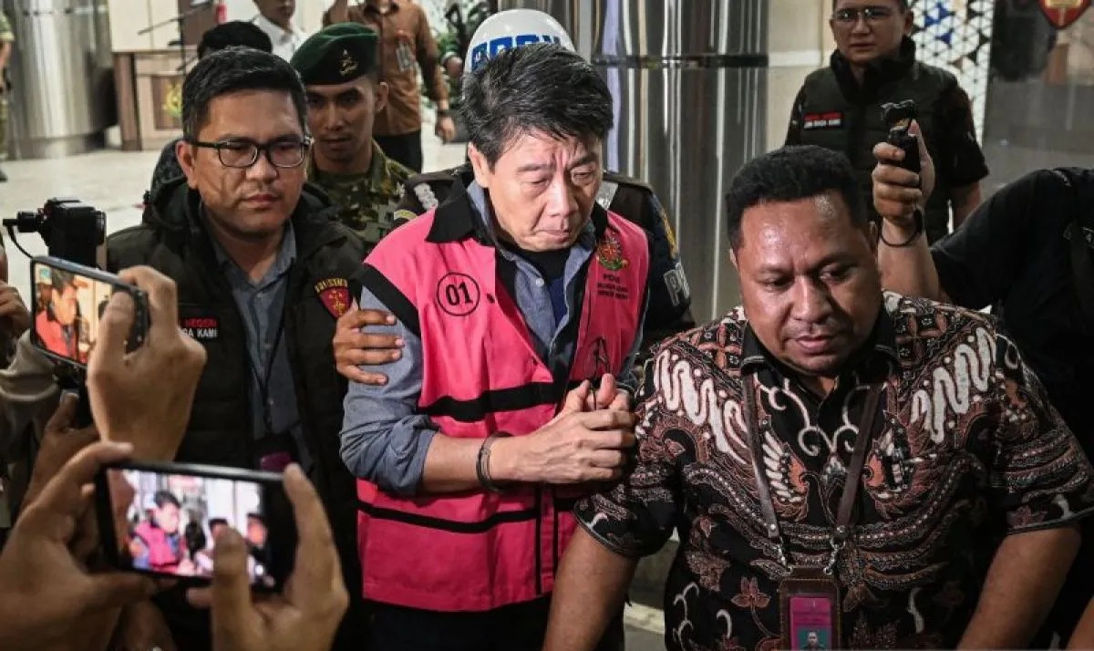 Pemilik PT Asmin Koalindo Tuhup (AKT), Samin Tan (tengah) berjalan menuju mobil tahanan usai menjalani pemeriksaan di Kejaksaan Agung, Jakarta, Sabtu (28/3/2026).  (Antara)