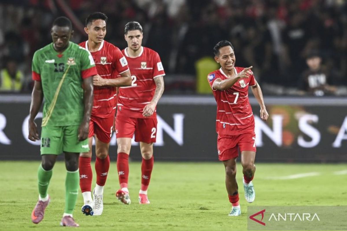 Selebrasi pemain timnas Indonesia setelah mencetak salah satu gol ke gawang Saint Kitts and Nevis, Jumat (27/3) malam