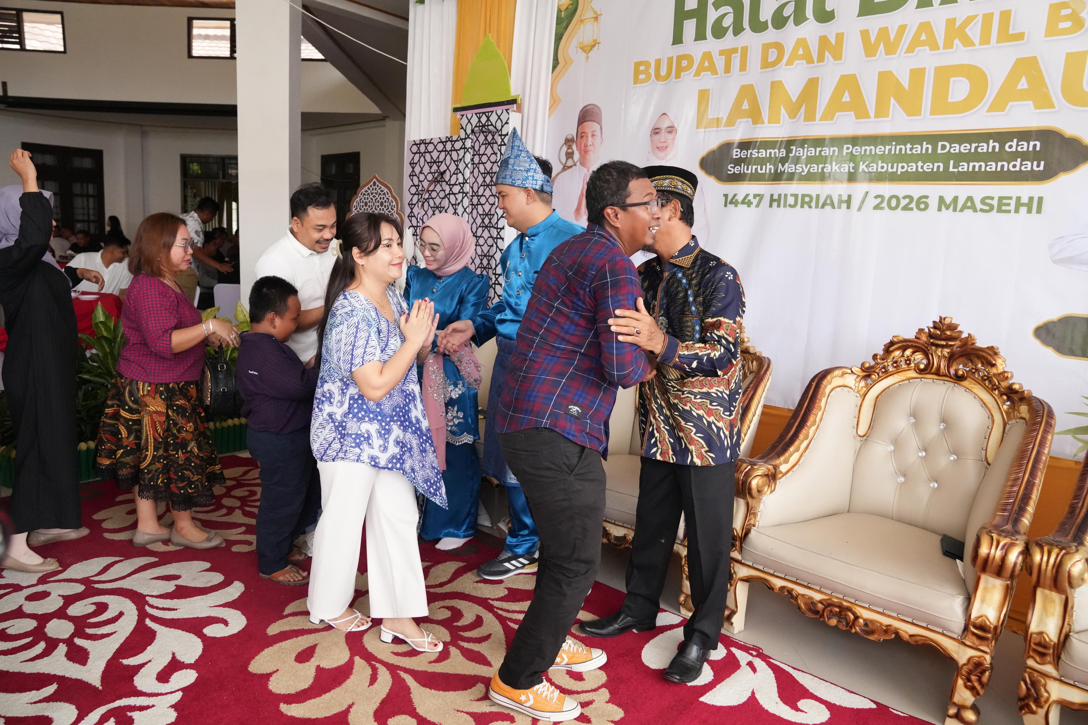 Suasana halalbihalal yang digelar di rumah jabatan Bupati Lamandau, Minggu (29/3).