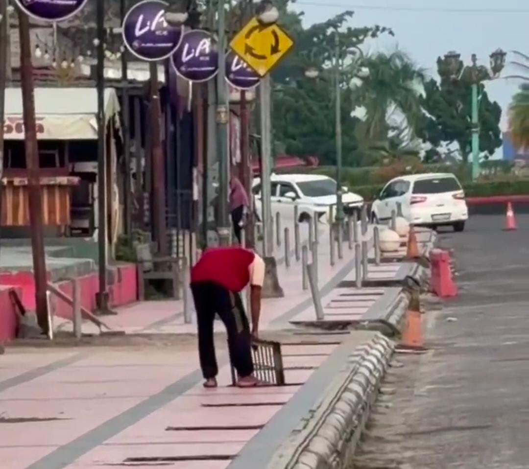 Seorang pria yang diduga mengalami depresi atau termasuk Orang Dengan Gangguan Kejiwaan (ODGJ) meresahkan warga di Jalan Iskandar Pangkalan Bun