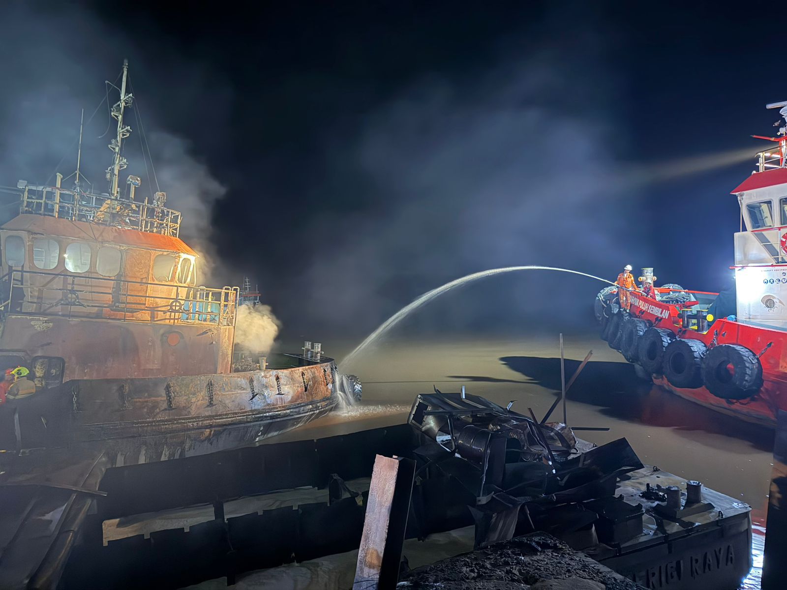 Tim gabungan saat melakukan proses pemadaman kapal tug boat yang terbakar di wilayah Kelurahan Tanah Mas, Sabtu (28/3).