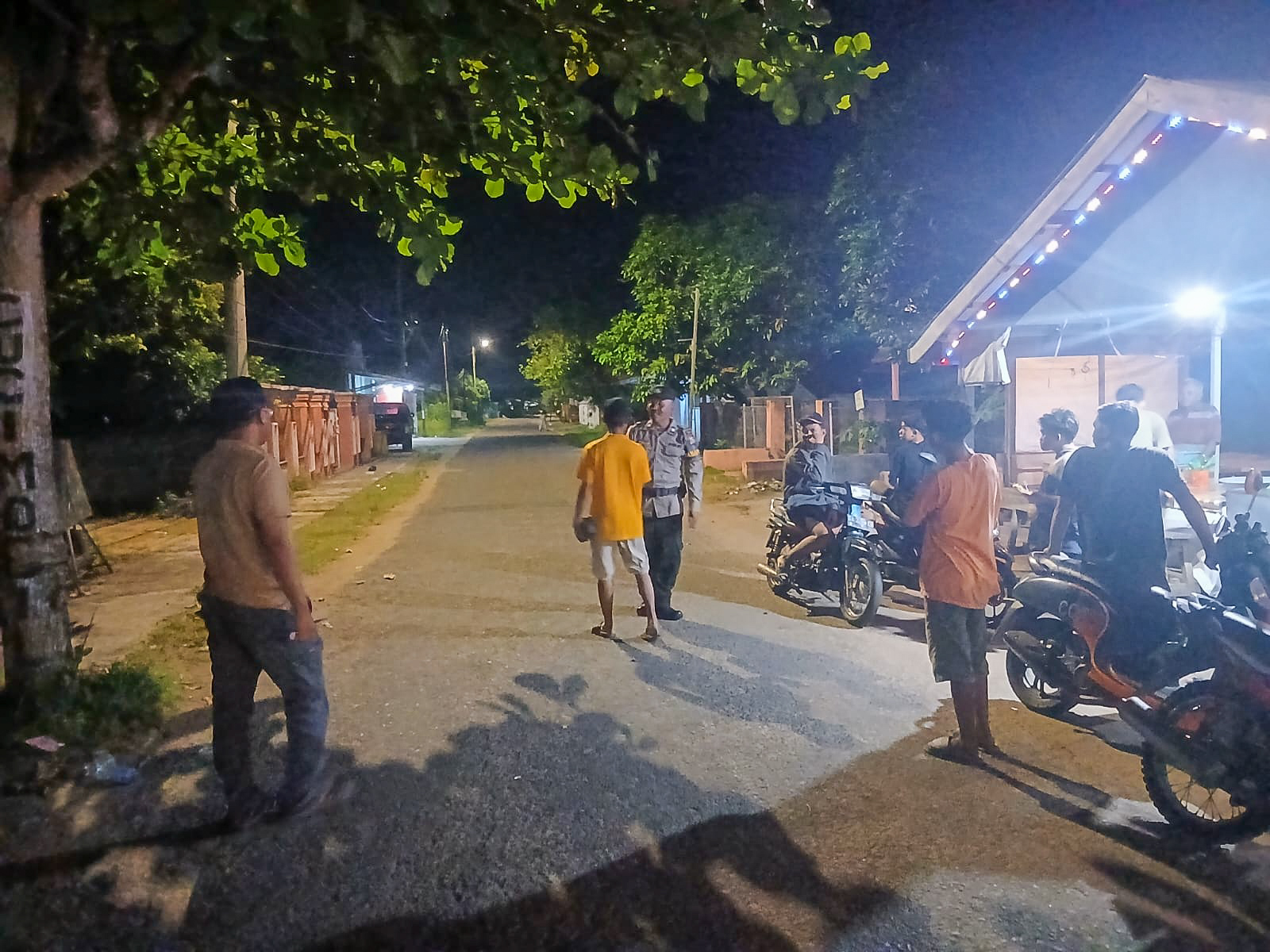 Personel Polres Seruyan saat membubarkan aksi perkelahian antarpemuda di Jalan Patimura, Kuala Pembuang, Sabtu (28/3) malam.