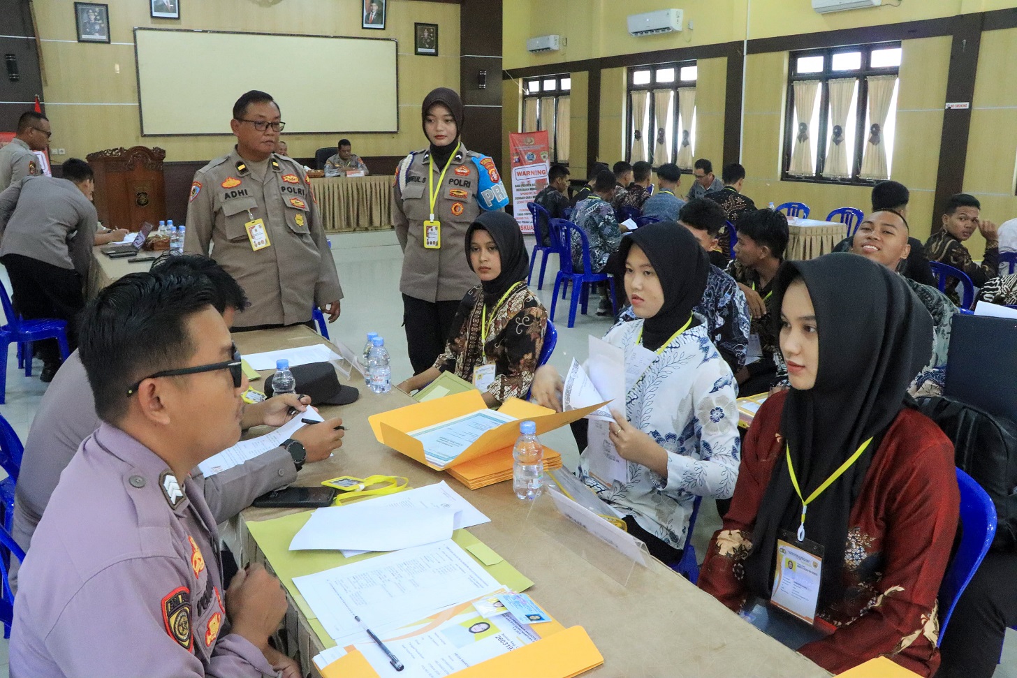 Proses verifikasi dan pemeriksaan administrasi penerimaan terpadu Akpol dan Bintara Polri 2026 di Aula Patriatama 95 Polres Seruyan, Sabtu (28/3).