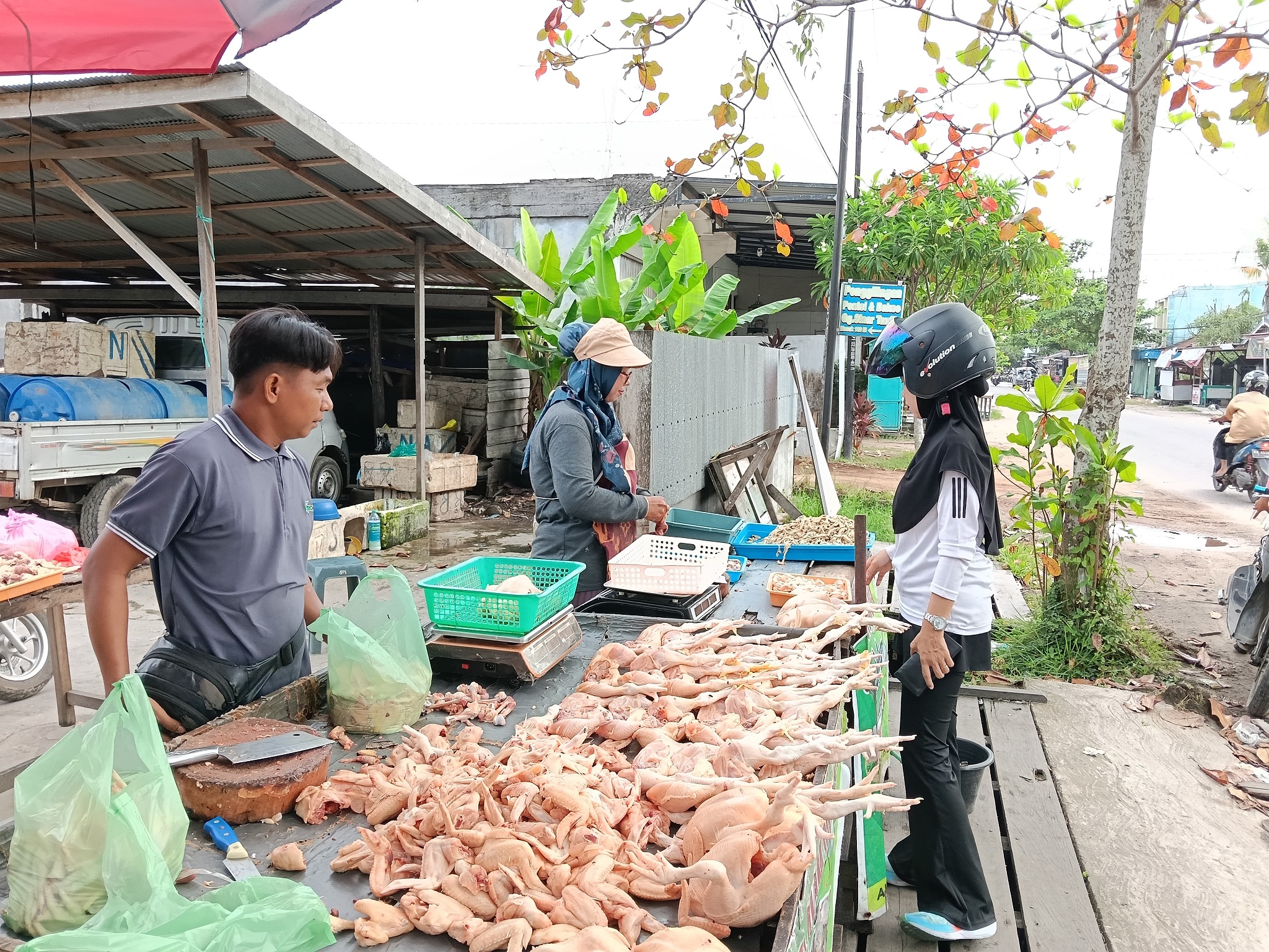 Penjualan ayam di salah satu sudut Kota Sampit, Kecamatan Baamang yang berangsur normal, Minggu (29/3).