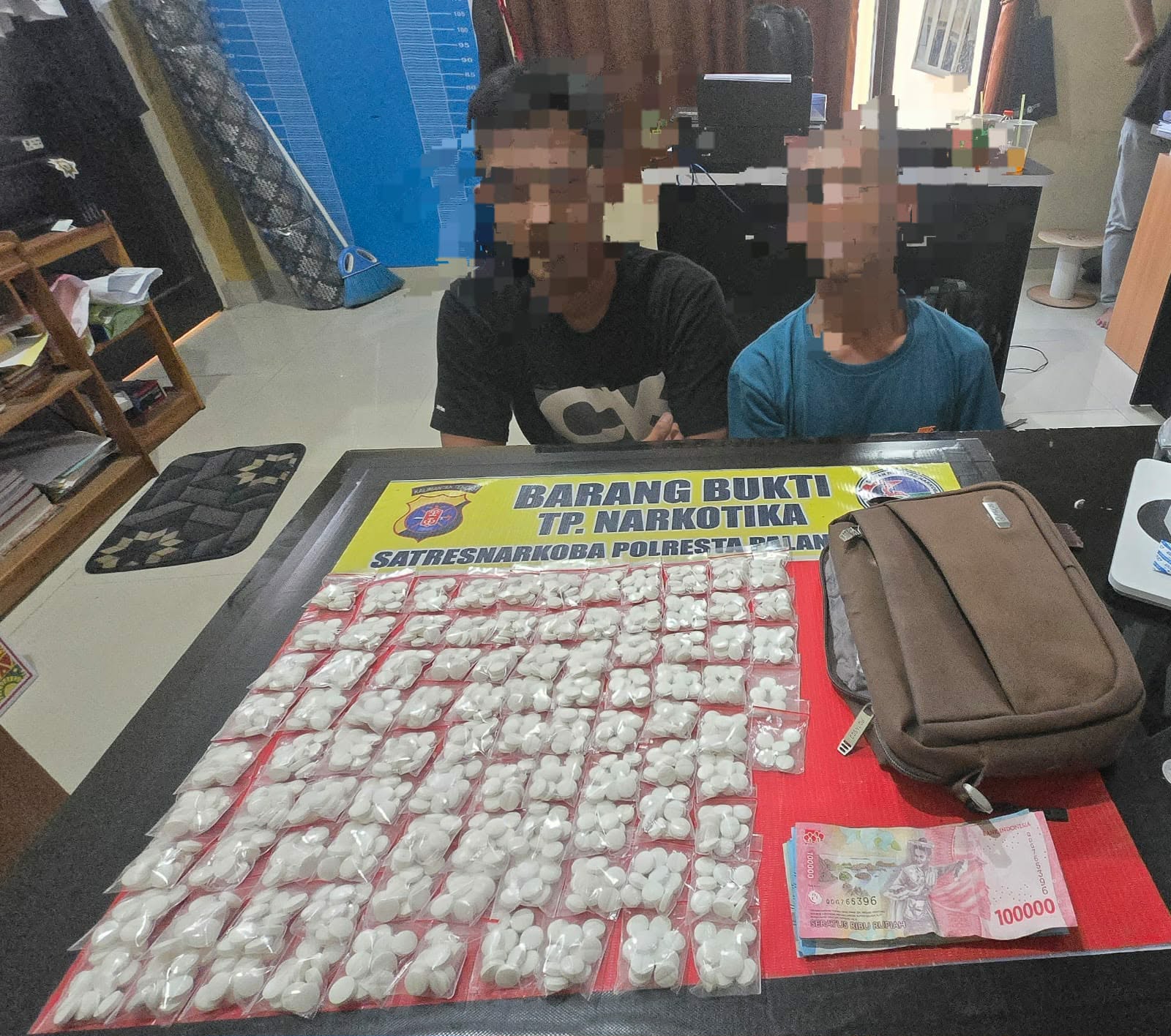 Penggerebekan dilakukan oleh Satuan Reserse Narkoba Polresta Palangka Raya bersama Gerakan Dayak Anti Narkoba (GDAN) di sebuah barak di Jalan G Obos VIII, Kelurahan Menteng, Kecamatan Jekan Raya