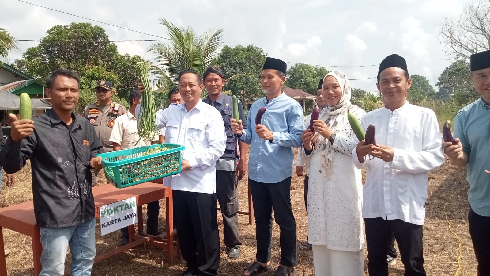 Bupati Sukamara Masduki menerima hasil panen dari petani Kampung Rambutan, Desa Kartamulia.
