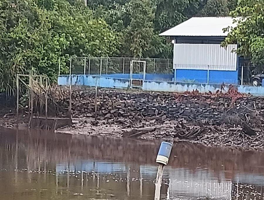 Air Sungai Mentaya surut di wilayah pipa intake Ramban, menjadi salah satu penyebab distribusi air bersih di wilayah Samuda saat ini macet. (Perumdam Tirta Mentaya) 