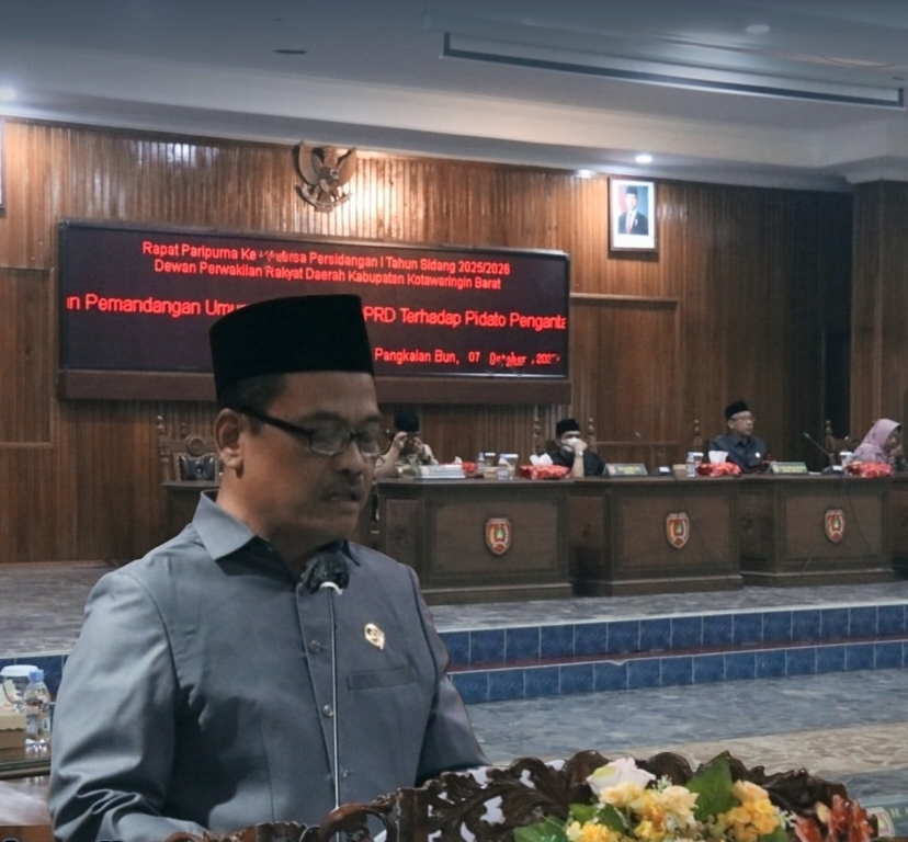 Sekretaris Fraksi Golkar DPRD Kobar Muhammad Syamsuri saat menyampaikan pemandangan umum.  