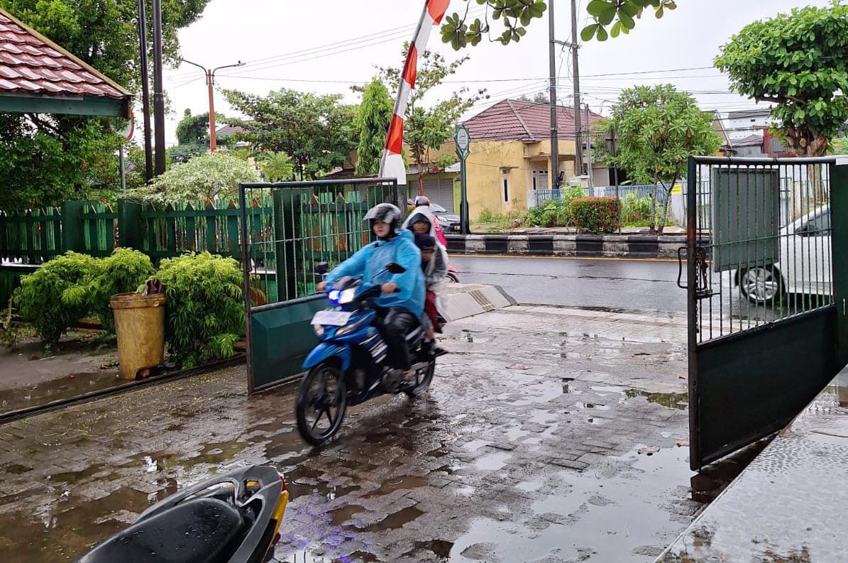 Suasana salah satu sekolah di Sampit, Kabupaten Kotawaringin Timur, saat hari pertama masuk sekolah pascalibur lebaran, Senin (30/3/2026). (Usay Nor Rahmad/Radar Sampit)