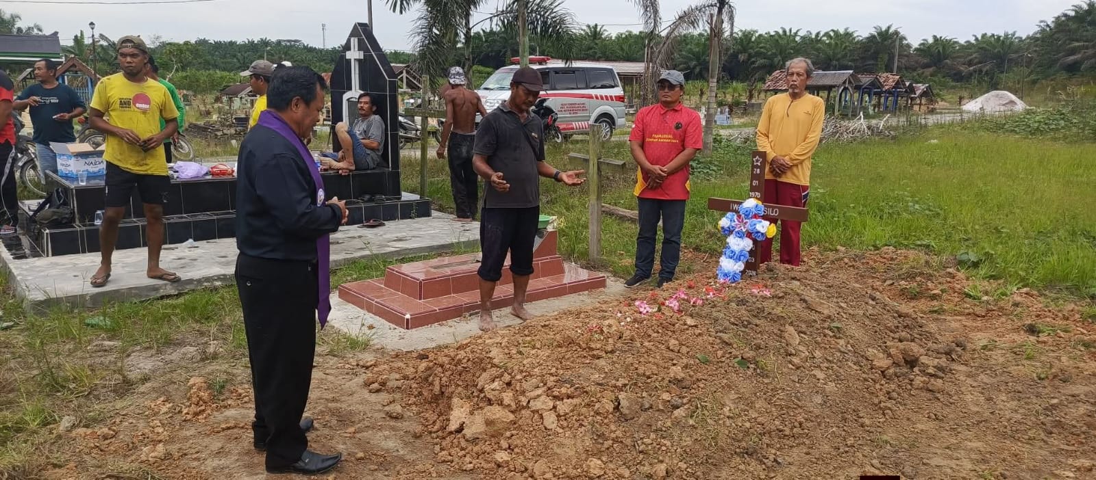 Iwan Susilo akhirnya dimakamkan di Desa Sumber Agung Kecamatan Pangkalan Lada (warga/radar sampit)