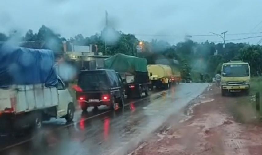 Jalur Trans Kalimantan di Desa Parit, Kecamatan Cempaga Hulu, Kabupaten Kotawaringin Timur (Kotim), lumpuh total akibat kecelakaan truk bermuatan crude palm oil (CPO), Minggu malam (29/3/2026).