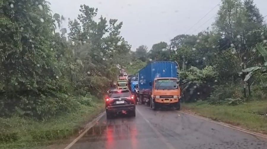 BERUNTUN: Tiga buah truk terlibat kecelakaan hingga menyebabkan kemacetan di Desa Parit, Kecamatan Cempaga Hulu, Kabupaten Kotim, Senin (30/3) pagi. (warga/radar sampit)