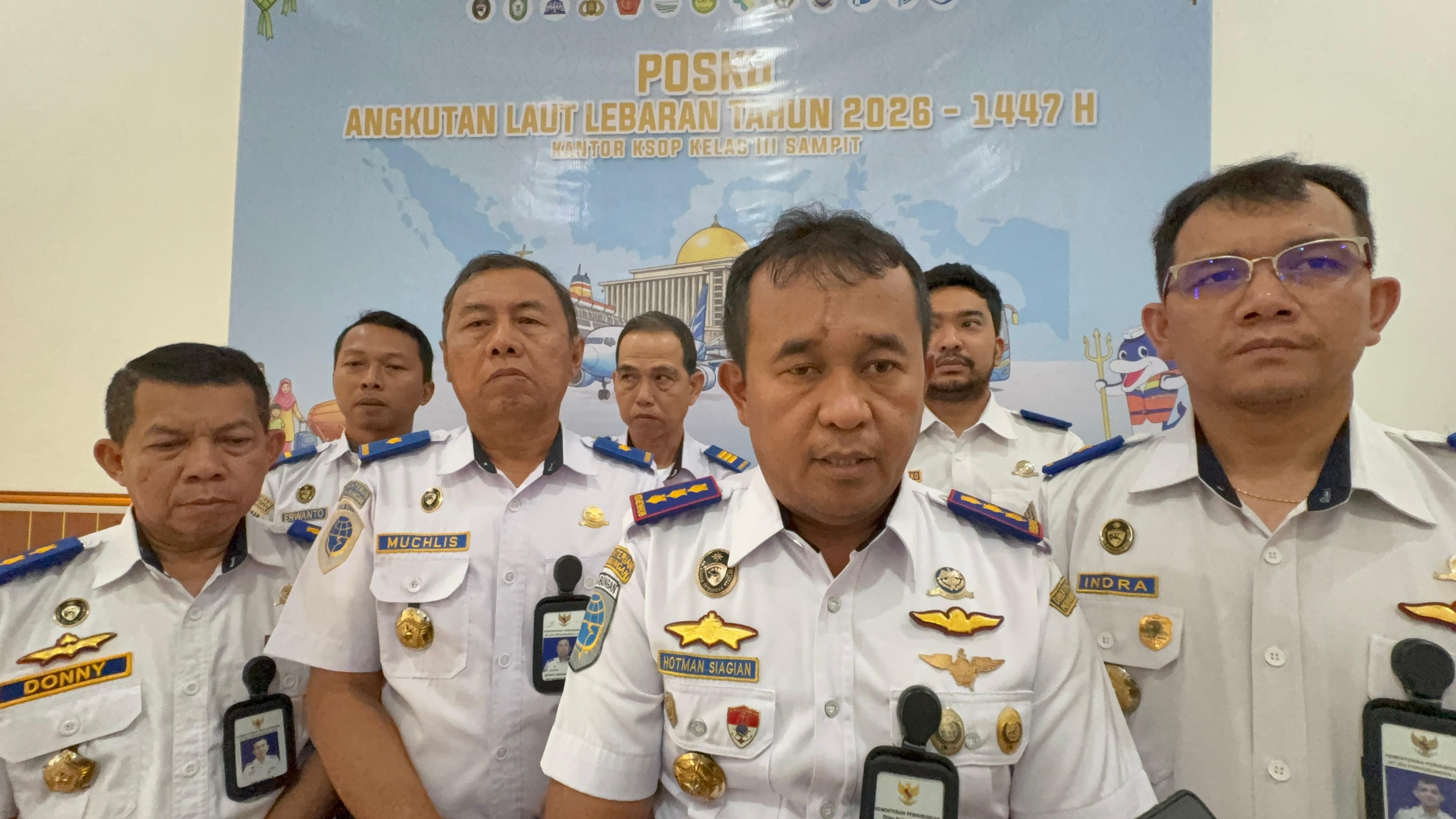 Kepala KSOP Kelas III Sampit Hotman Siagian dan jajaran,menjelaskan terkait berakhirnya posko angkutan lebaran di Pelabuhan Sampit, (30/3).