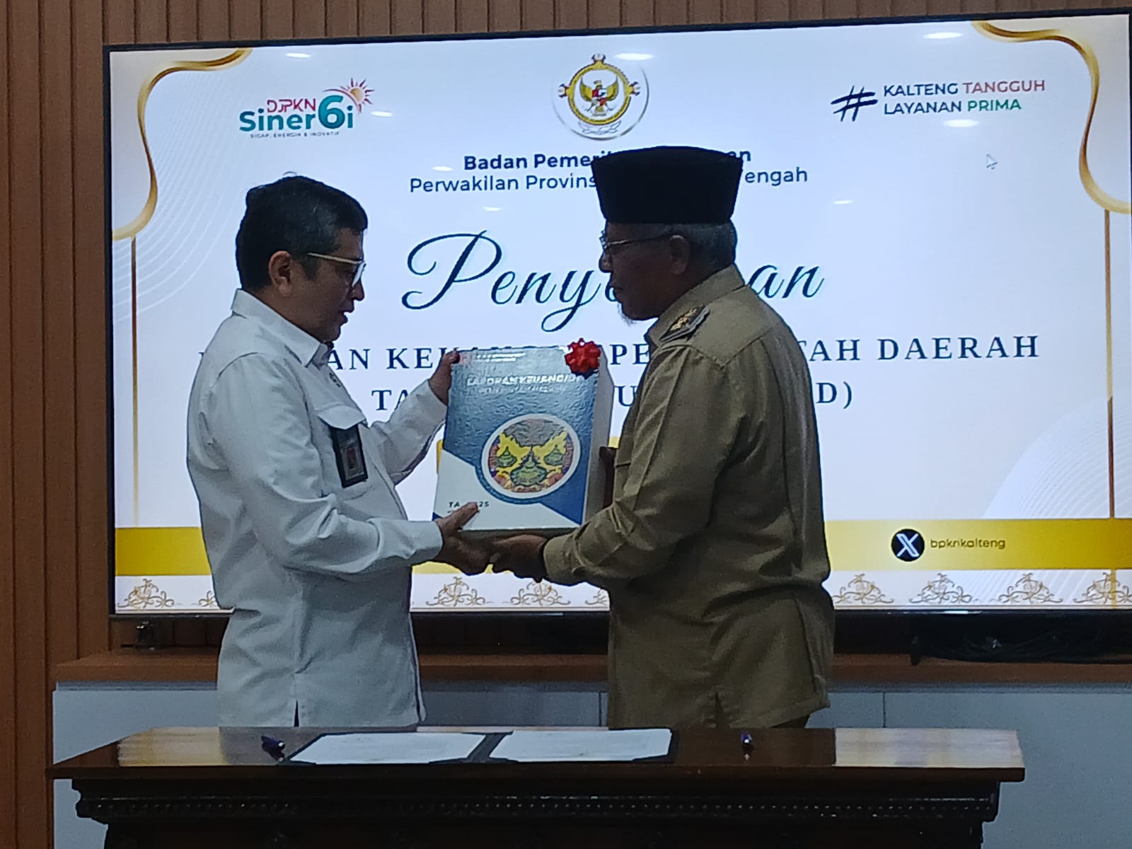 Wakil Bupati Kotawaringin Barat Suyanto menyerahkan laporan kepada Kepala BPK RI Perwakilan Provinsi Kalteng Dodik Achmad Akbar di aula BPK RI Palangka Raya, Senin 30 Maret 2026.