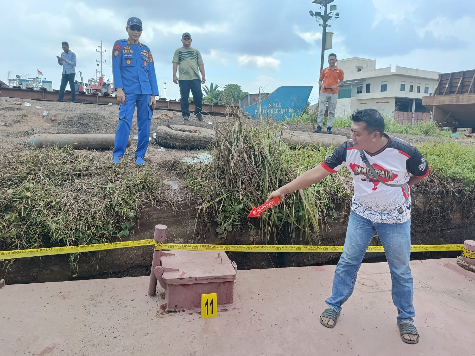 PENYIDIKAN&nbsp;: Subdit Gakkum Ditpolairud Polda Kalteng mulai olah TKP terbakarnya tongkang di dermaga PT NDS, Desa Tanah Mas, Kecamatan Baamang, Sampit, Senin (30/3)&nbsp;HUMAS/RADAR SAMPIT