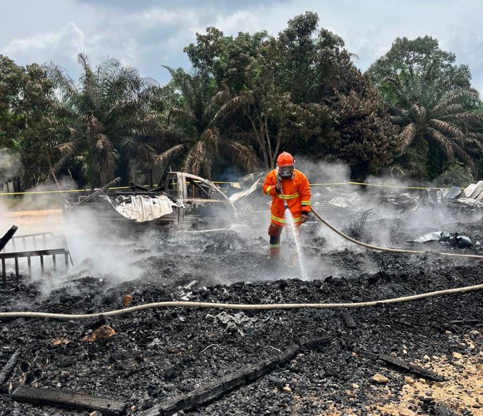 Petugas TRC BPBD Lamandau saat mendinginkan api yang menghanguskan 2 unit rumah di Desa Wonorejo, Kecamatan Sematu Jaya, akhir pekan lalu.
