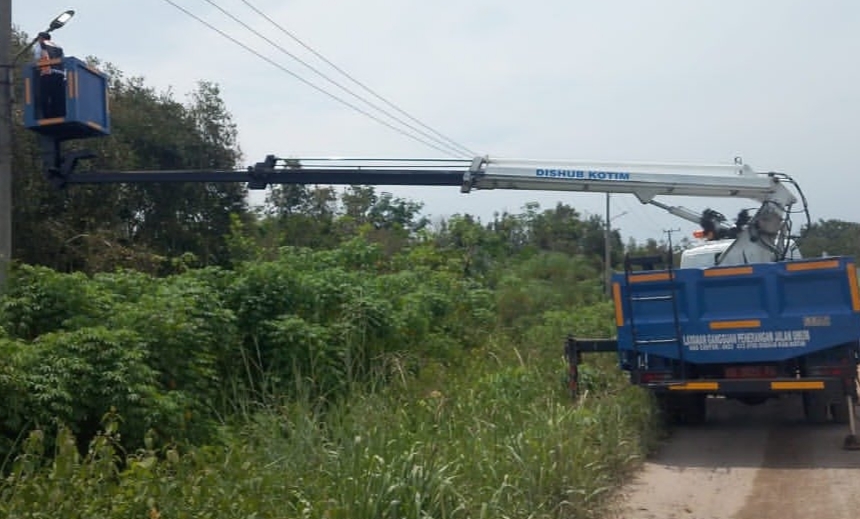 Petugas melakukan perbaikan penerangan jalan umum di Kelurahan Tanah Mas, Baamang, Jumat (27/3).   