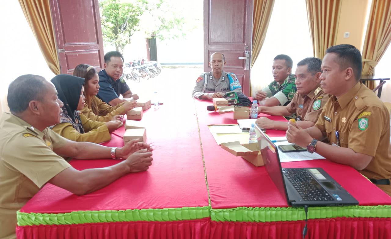 Rapat klarifikasi terkait dugaan penyalahgunaan aset Pemdes Pundu, yang dilakukan di aula Nahan Belawan, Kecamatan Cempaga Hulu, Senin (30/3).