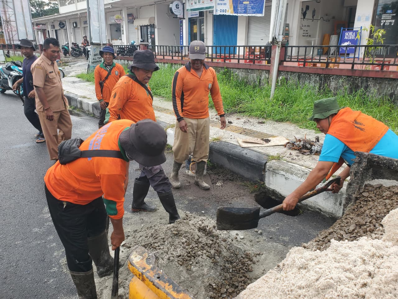 Penanganan kerusakan Jalan Ahmad Yani Sampit, yang amblas, oleh petugas SDABMBKPRKP Koiim, Senin pagi (30/3/2026). (Usay Nor Rahmad/Radar Sampit)