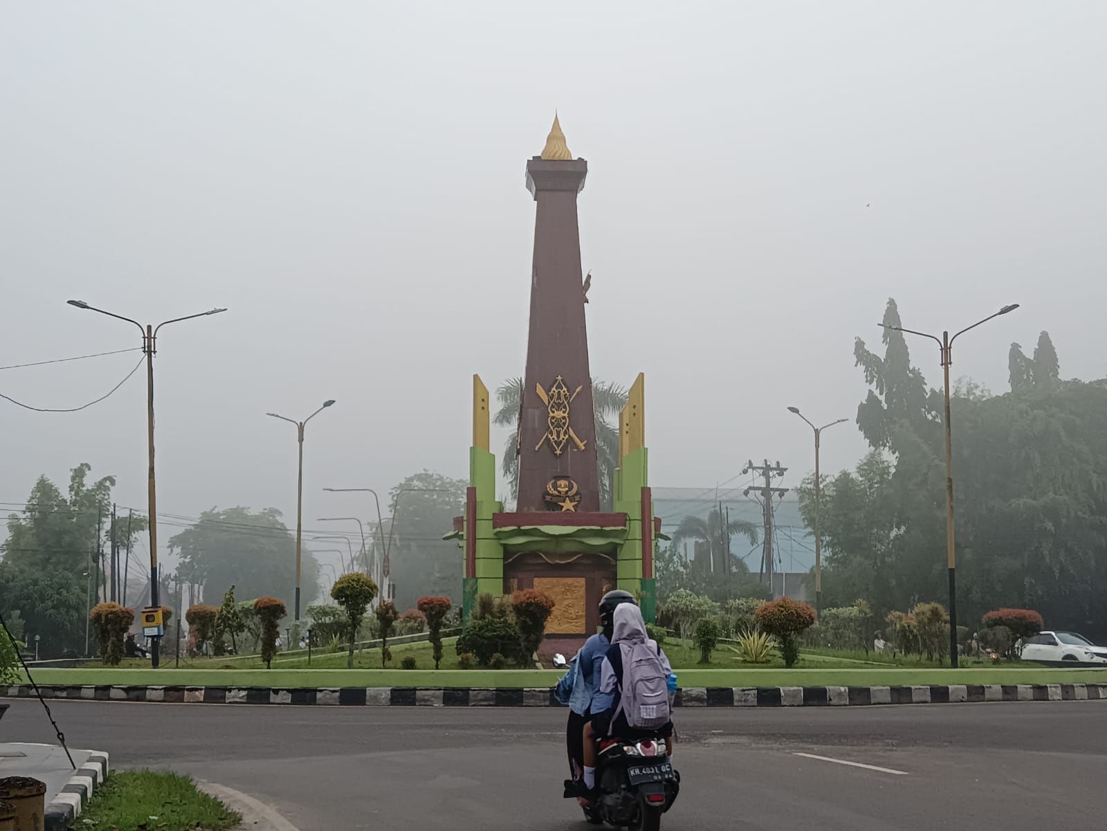 Suasana salah satu titik keramaian lalu lintas di Sampit saat pagi hari tampak diselimuti kabut. (Usay Nor Rahmad /Radar Sampit). 