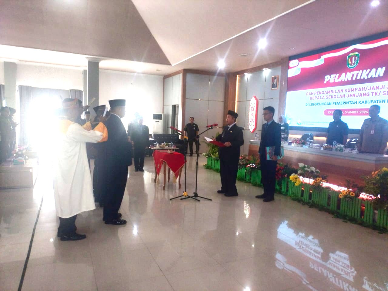 Pelantikan dan Pengambilan Sumpah Janji Jabatan Kepala Sekolah TK, SD, SMP oleh Bupati Katingan Saiful bertempat di Aula Dinas Pendidikan