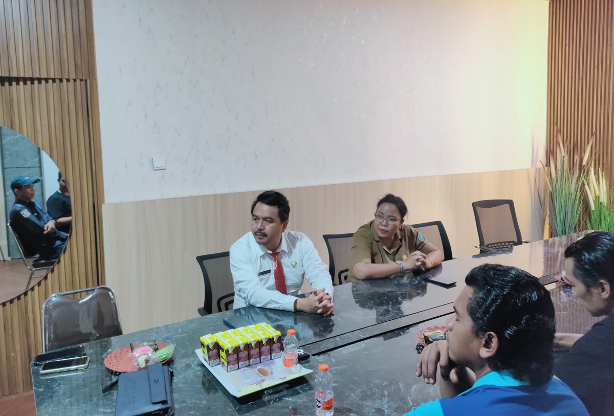 KLARIFIKASI: Direktur RSUD Lamandau dr. Mardoni Setiawan saat menyampaikan klarifikasi terkait isu ruang karaoke dan pesta miras kepada awak media, Senin (30/3/2026). FOTO: RIA/RADAR SAMPIT
