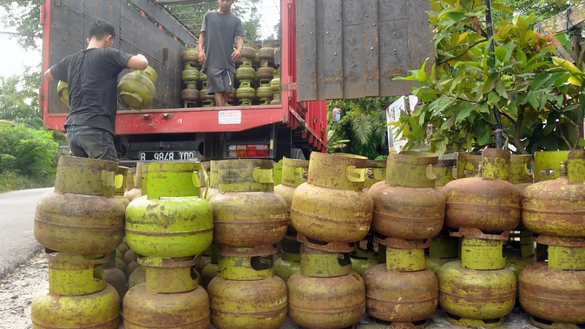 Bongkar muat elpiji di salah satu pangkalan Kota Sampit