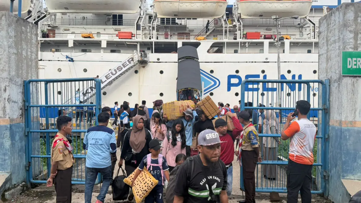 Ribuan penumpang KM Leuser dari Pelabuhan Tanjung Emas Semarang tiba di Pelabuhan Sampit, Senin (30/3) sore/Yuni/radarsampit