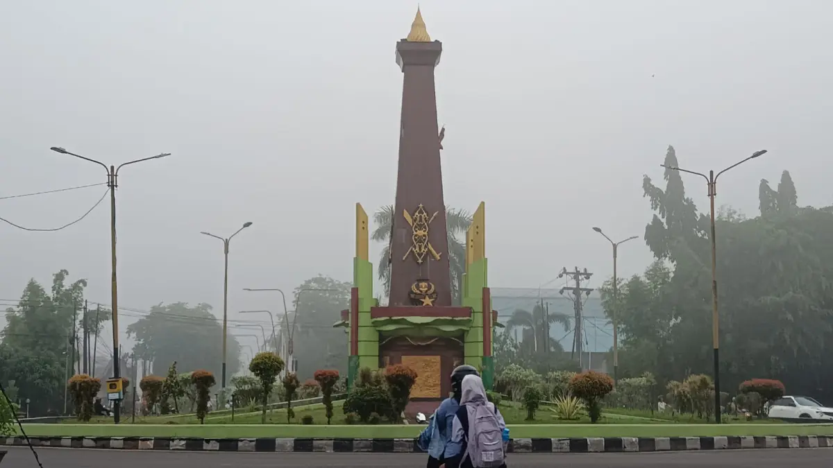 Suasana salah satu titik keramaian lalu lintas di Sampit saat pagi hari tampak diselimuti kabut. (Usay Nor Rahmad/Radar Sampit)