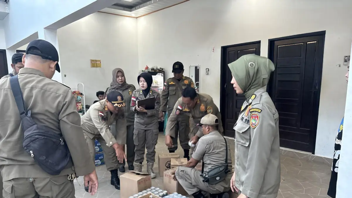 Barang bukti ratusan botol miras dari THM di Sungai Rengas, Desa Sungai Bengkoang, Kecamatan Pangkalan Banteng, Kabupaten Kotawaringin Barat, Selasa 31 Maret 2026. (Satpol PP/RADAR SAMPIT)