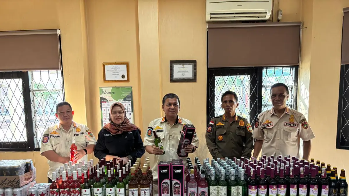 Barang bukti ratusan botol miras dari THM di Sungai Rengas, Desa Sungai Bengkoang, Kecamatan Pangkalan Banteng, Kabupaten Kotawaringin Barat, Selasa 31 Maret 2026. (Satpol PP/RADAR SAMPIT)