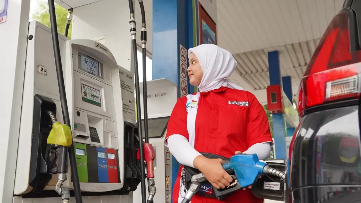 ISI BBM: Salah satu petugas SPBU sedang mengisi BBM (dok.jawapos)