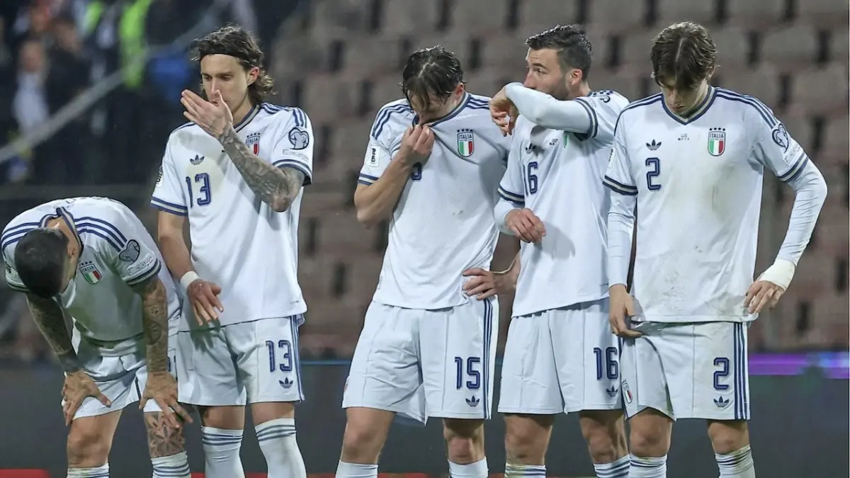 Pemain timnas Italia saat kecewa setelah gagal lolos ke Piala Dunia 2026, setelah bermain imbang dengan Bosnia, dalam playoff, Selasa (31/3).net