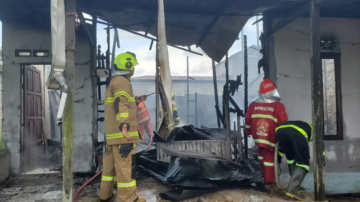 Petugas Disdamkarmat Kotim saat memadamkan api yang membakar rumah warga di Gang Mukri, Jalan Kembali 5, Kecamatan MB Ketapang , Selasa siang (31/3/2026). (Usay Nor Rahmad/Radar Sampit)