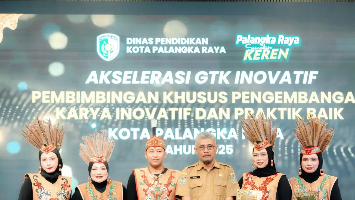 Plt Kepala Dinas Pendidikan Kota Palangka Raya, Jayani bersama beberapa guru berprestasi di Kota Palangka Raya. (Disdik Palangka Raya) 