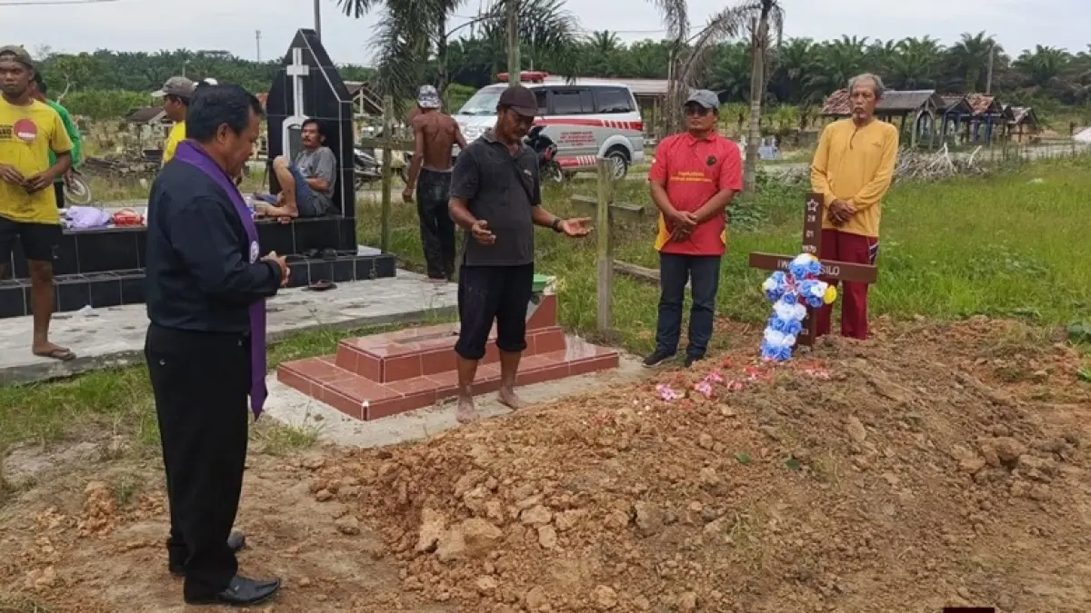 PRIA SEBATANG KARA : Foto dan prosesi pemakaman Iwan Susilo di Desa Sumber Agung, Kecamatan Pangkalan Lada, Kotawaringin Barat (Kobar), Senin (30/3/2026). FOTO: WARGA/RADAR SAMPIT